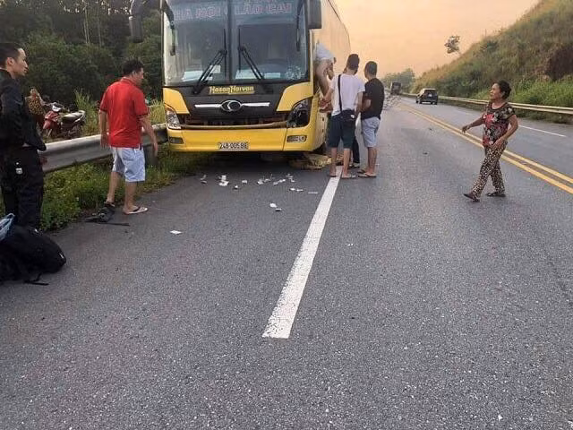 Xe khách giường nằm biên kiểm sát 24B – 005.88 do tài xế Tô Hùng Cường (SN 1979) trú tại Thị xã Phú Thọ, tỉnh Phú Thọ điều khiển.