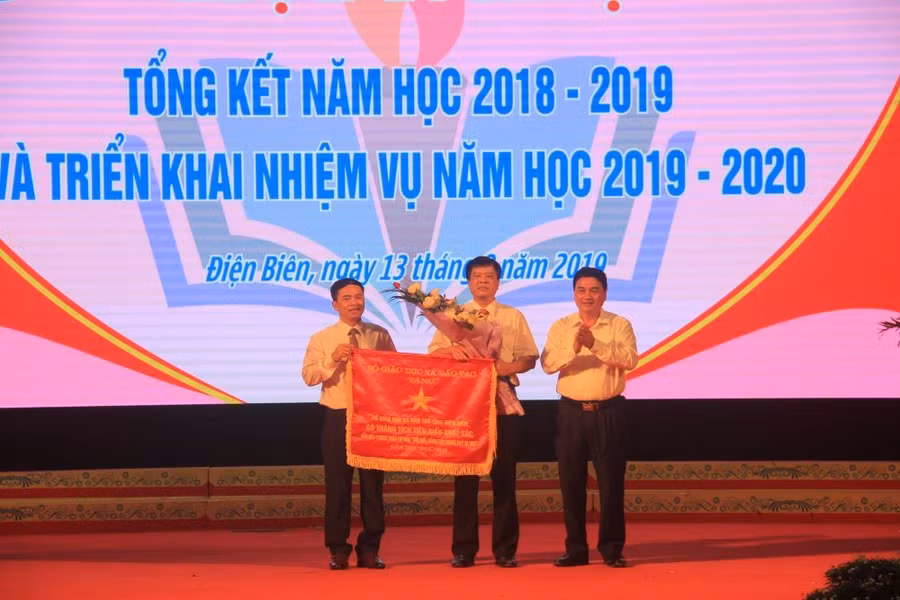 Đón nhận Cờ thi đua của Bộ GD&ĐT