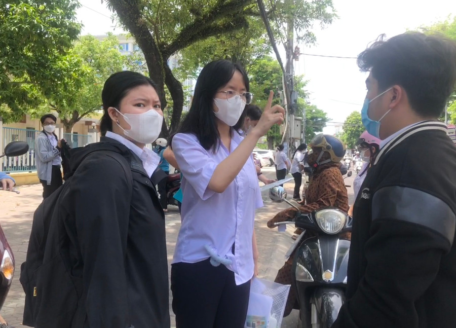 Thí sinh trao đổi về bài thi. Thí sinh trao đổi về bài thi.