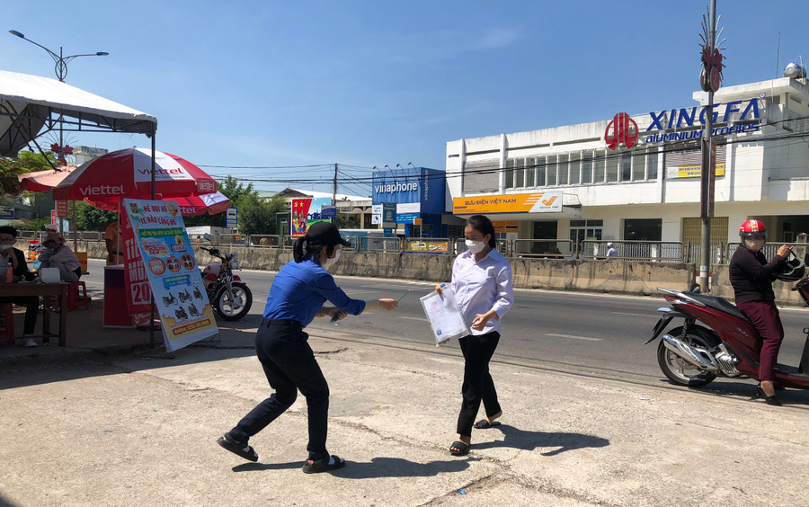 Tình nguyện viên tặng vật dụng cần thiết cho thí sinh. Tình nguyện viên tặng vật dụng cần thiết cho thí sinh.