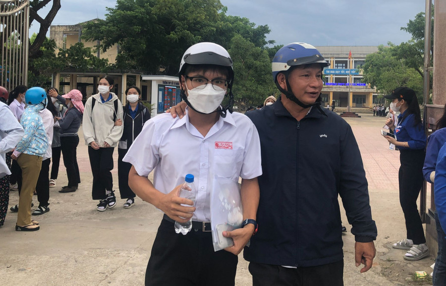 Phụ huynh đồng hành với con trong 2 ngày thi.