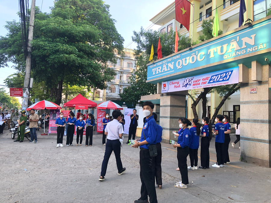 Thí sinh được phụ huynh đưa đến Điểm thi từ rất sớm.