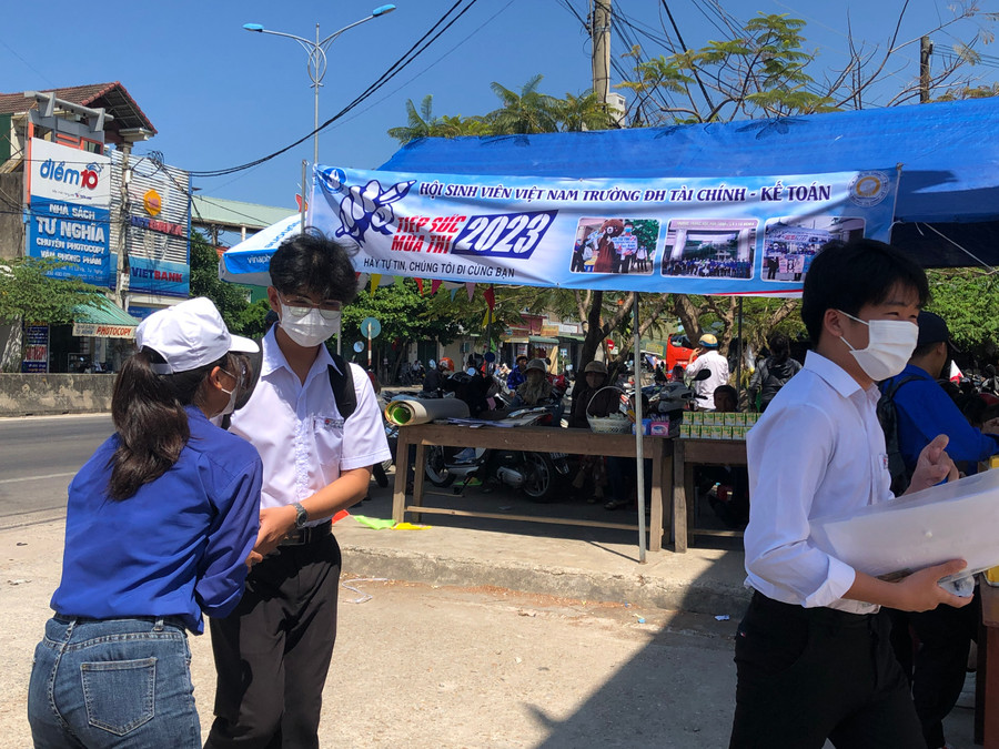 Lực lượng tình nguyện viên tặng nước cho thí sinh trước khi vào phòng thi. Lực lượng tình nguyện viên tặng nước cho thí sinh trước khi vào phòng thi.