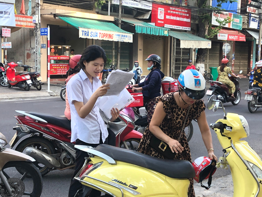 Thí sinh tranh thủ đến sớm để ôn lại lý thuyết.