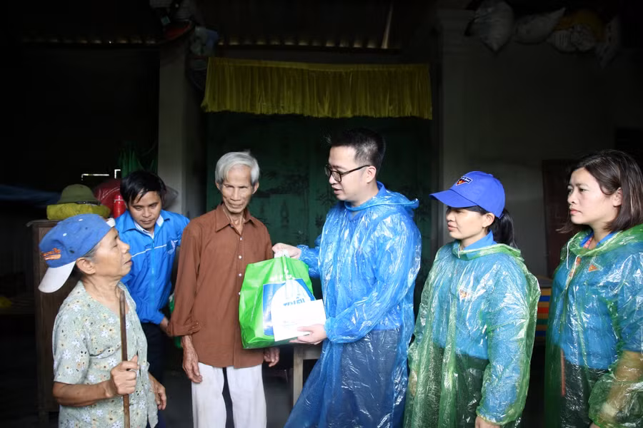 Anh Nguyễn Tường Lâm, Ủy viên BTV Trung ương Đoàn, Phó Chủ tịch Thường trực Trung ương Hội LHTN Việt Nam đã đến thăm hỏi, trao tặng quà cho bà con miền Trung.