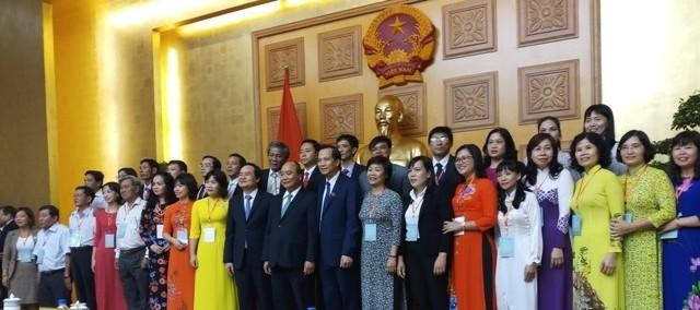NGƯT Hồ Thị Kiều Trang (đứng thứ 3 từ phải sang) trong lễ tuyên dương những nhà giáo tiêu biểu. NGƯT Hồ Thị Kiều Trang (đứng thứ 3 từ phải sang) trong lễ tuyên dương những nhà giáo tiêu biểu.