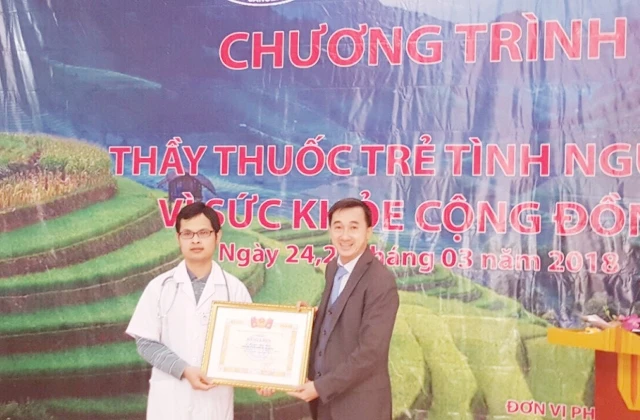 Bác sĩ Nguyễn Văn Hiếu nhận Bằng khen của Hội Thầy thuốc trẻ Việt Nam vì đã có thành tích xuất sắc trong hoạt động tình nguyện và chăm sóc sức khỏe cộng đồng năm 2017 