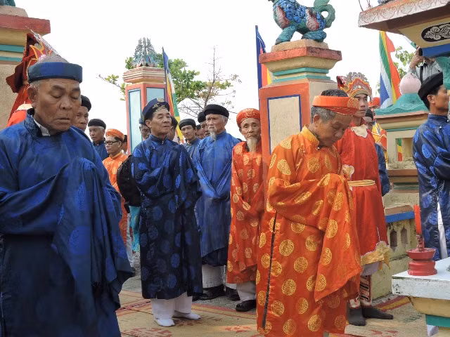 Các bô lão tiến hành nghi thức cúng cầu mùa tại Đình Làng An Hải và Khu nghĩa tự .