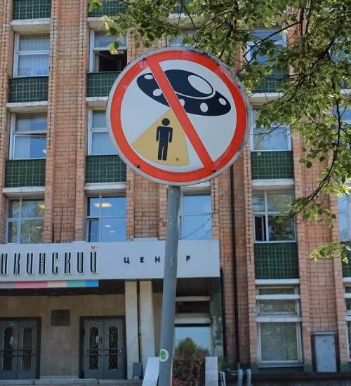 Khu vực cấm đĩa bay bắt cóc người Trái Đất.