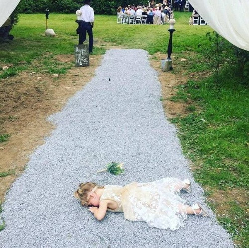 Gục ngã phía sau hạnh phúc. Gục ngã phía sau hạnh phúc.