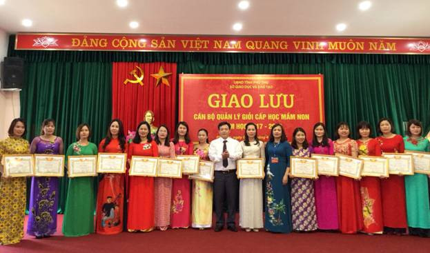 Đại diện BTC trao tặng Giấy khen và giải thưởng cho các cá nhân có thành tích xuất sắc tại buổi giao lưu