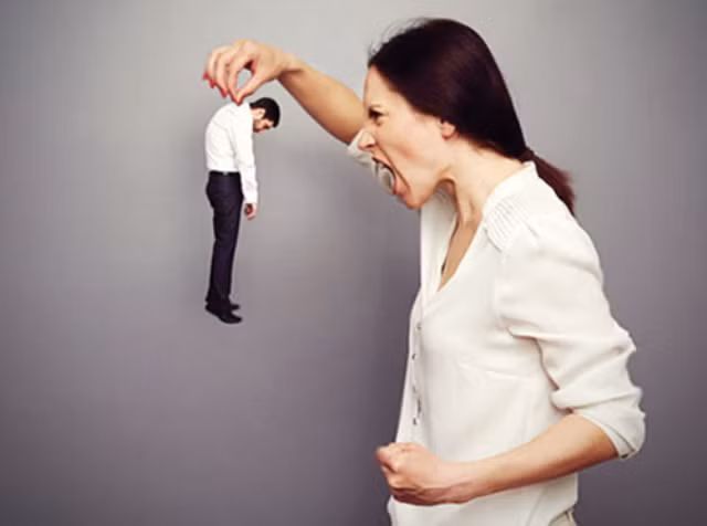 Hãy tìm cách trò chuyện, gần gũi với vợ thay vì lẩn tránh khi vợ đang ghen (Ảnh minh họa)