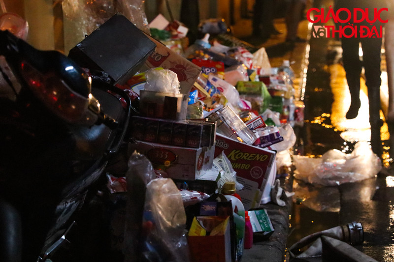 Bên cạnh nhà hàng là dãy tập thể cũ, một số cửa hàng tạp hoá... người dân hô hoán đã cùng nhau khênh hết đồ đạc ra ngoài để phòng cháy lan.