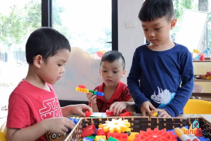 Trẻ mầm non cần được yêu thương. Ảnh: Internet