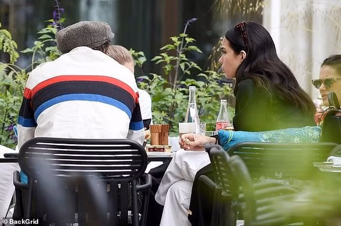 Vợ chồng Vic-Beck xấu hổ khi con trai cứ khóc lóc vì yêu