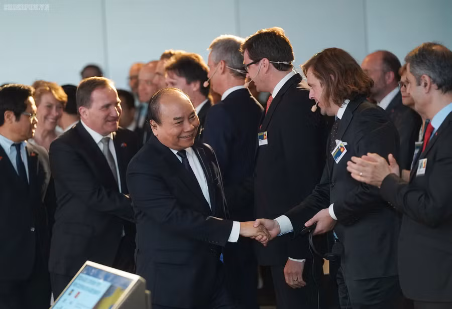 Kết thúc hội đàm, hai Thủ tướng dự Diễn đàn Doanh nghiệp Việt Nam - Thụy Điển. Ảnh VGP/Quang Hiếu