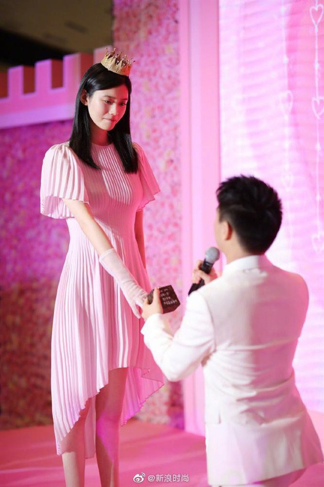 Đệ nhất thiếu gia Trung Quốc: Là con trai vua sòng bạc, thiên tài toán học, yêu thiên thần nội y Victorias Secret - Ảnh 9. Đệ nhất thiếu gia Trung Quốc: Là con trai vua sòng bạc, thiên tài toán học, yêu thiên thần nội y Victorias Secret - Ảnh 9.