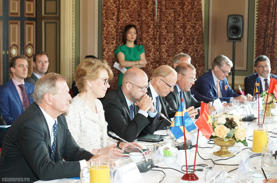 Trước đó, Thủ tướng Nguyễn Xuân Phúc đã có cuộc gặp gỡ các tập đoàn hàng đầu Thụy Điển để trao đổi về các cơ hội hợp tác đầu tư tại Việt Nam cũng như giải đáp các vấn đề doanh nghiệp quan tâm. Ảnh VGP/Quang Hiếu Trước đó, Thủ tướng Nguyễn Xuân Phúc đã có cuộc gặp gỡ các tập đoàn hàng đầu Thụy Điển để trao đổi về các cơ hội hợp tác đầu tư tại Việt Nam cũng như giải đáp các vấn đề doanh nghiệp quan tâm. Ảnh VGP/Quang Hiếu