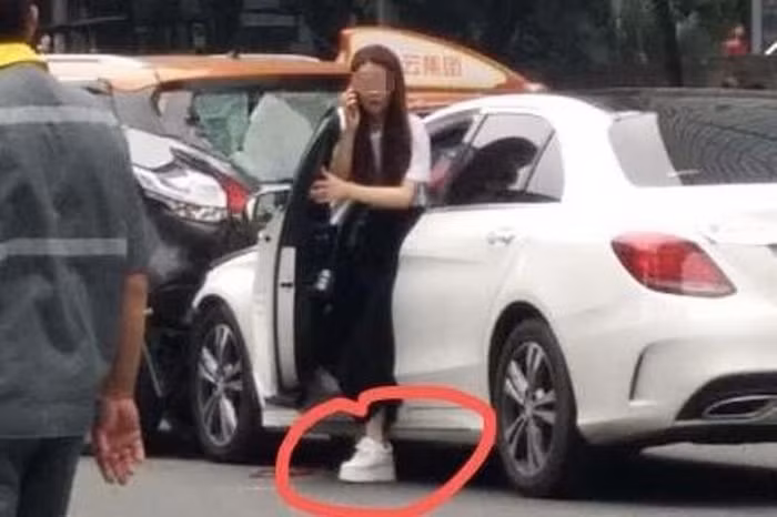 Cố với tay ra ghế sau lấy chai nước, người phụ nữ gây ra vụ tai nạn quá kinh hoàng