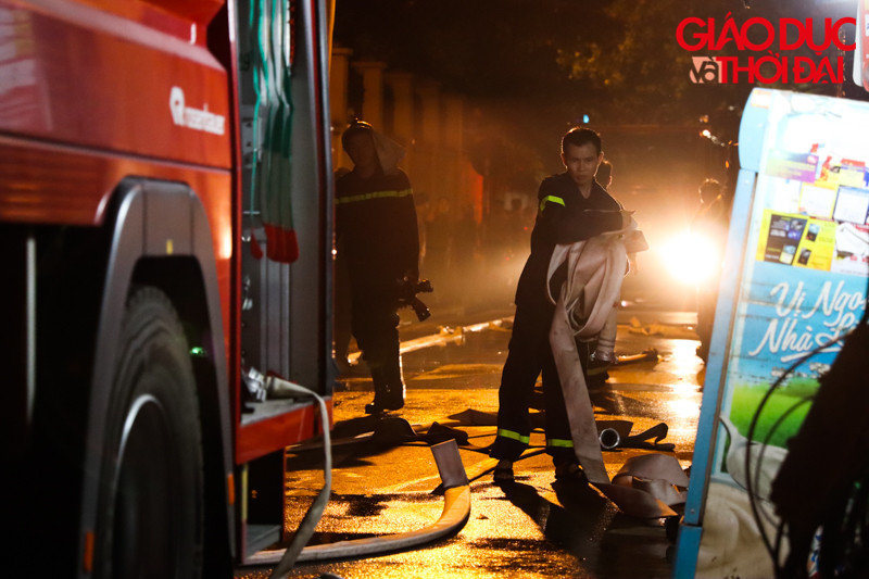 Lực lượng PCCC quận Cầu Giấy đã điều 4 xe chữa cháy đến hiện trường, ngay sau đó ngọn lửa được dập tắt hoàn toàn.