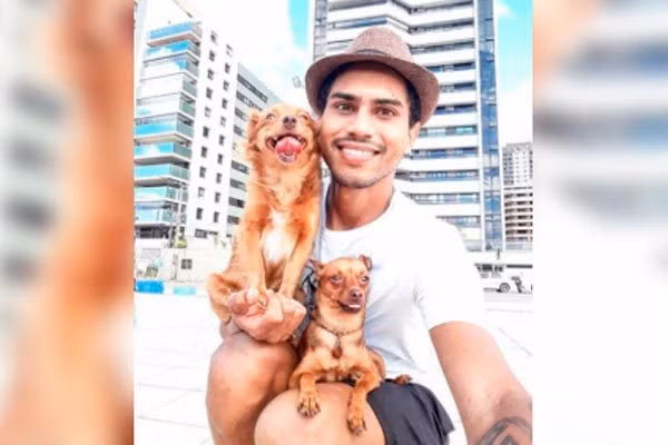 Chú chó gây sốt vì tài giả tượng điệu nghệ