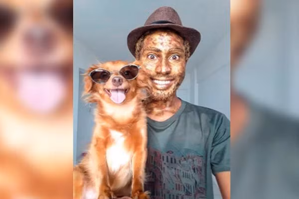 Chú chó gây sốt vì tài giả tượng điệu nghệ