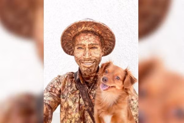 Chú chó gây sốt vì tài giả tượng điệu nghệ