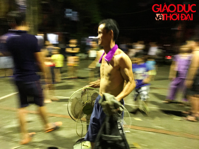 Người dân tại khu tập thể cũ ôm bất cứ thứ gì có thể mang theo để chạy ra bên ngoài.