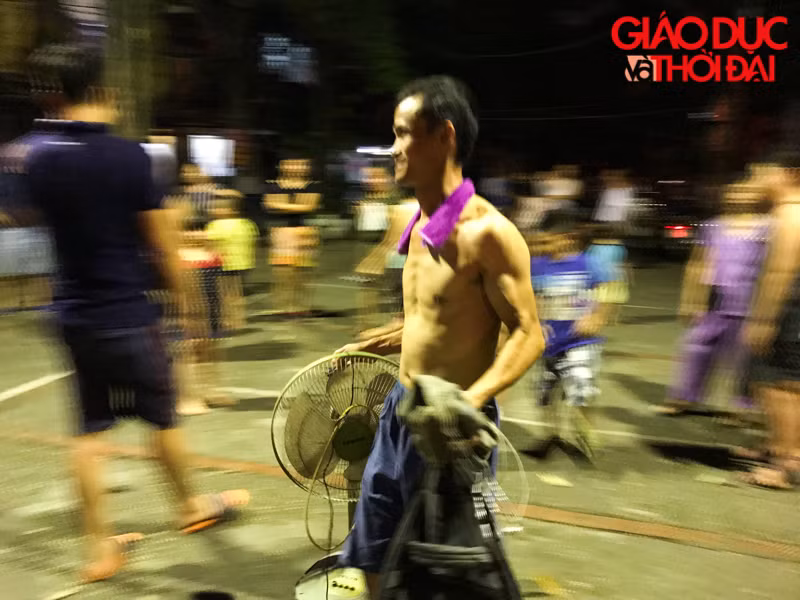 Người dân tại khu tập thể cũ ôm bất cứ thứ gì có thể mang theo để chạy ra bên ngoài.