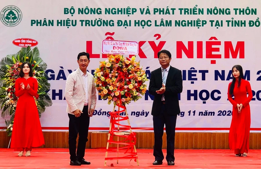 Lãnh đạo Phân hiệu Trường Đại học Lâm nghiệp nhận hoa chúc mừng nhân lễ khai giảng