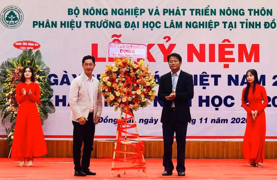 Lãnh đạo Phân hiệu Trường Đại học Lâm nghiệp nhận hoa chúc mừng nhân lễ khai giảng