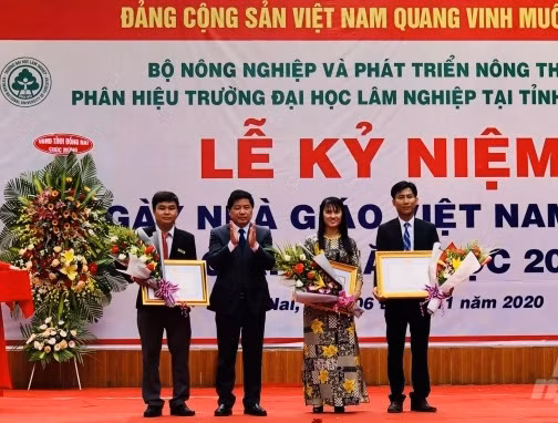 Trao Bằng khen của Bộ trưởng Bộ NN&amp;PTNT cho các thầy cô giáo của Nhà trường có thành tích xuất sắc trong năm qua