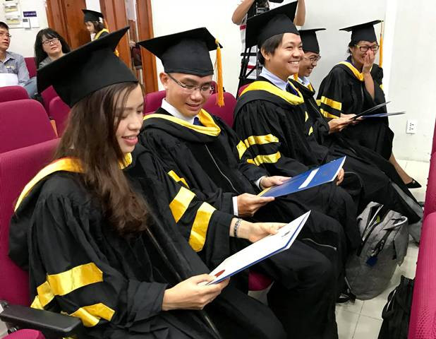 Niềm vui trong ngày vui tốt ngiệp của các tân Thạc sĩ