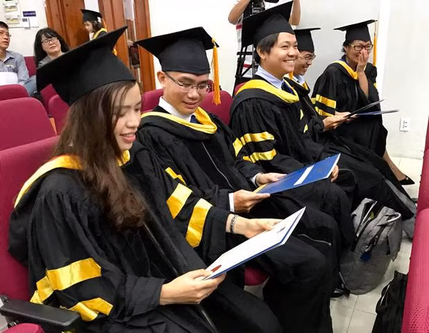 Niềm vui trong ngày vui tốt ngiệp của các tân Thạc sĩ