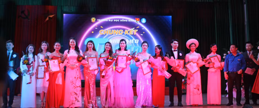Các thí sinh nhận Giấy chứng nhận và phần thưởng của Trường ĐH Hồng Đức.