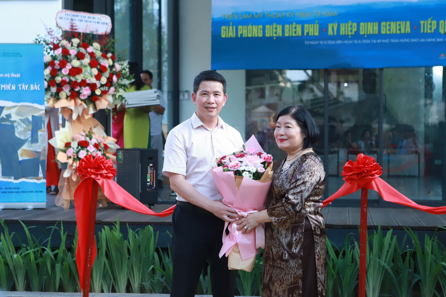 Chủ tịch UBND quận Hoàn Kiếm Phạm Tuấn Long tặng hoa chúc mừng bà Đào Thị Liên Hương - đại diện BTC triển lãm. Chủ tịch UBND quận Hoàn Kiếm Phạm Tuấn Long tặng hoa chúc mừng bà Đào Thị Liên Hương - đại diện BTC triển lãm.