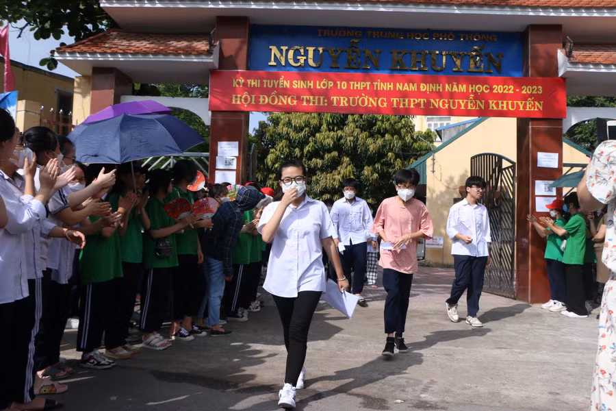 Thí sinh kết thúc kỳ thi tuyển sinh vào lớp 10 tại điểm thi Trường THPT Nguyễn Khuyến, TP Nam Định.