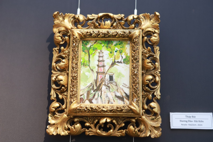 Hai tác phẩm "Tháp Nghiên - Tháp Bút" của các tác giả Hương Đào, Hải Kiên vẽ năm 2024. Hai tác phẩm "Tháp Nghiên - Tháp Bút" của các tác giả Hương Đào, Hải Kiên vẽ năm 2024.