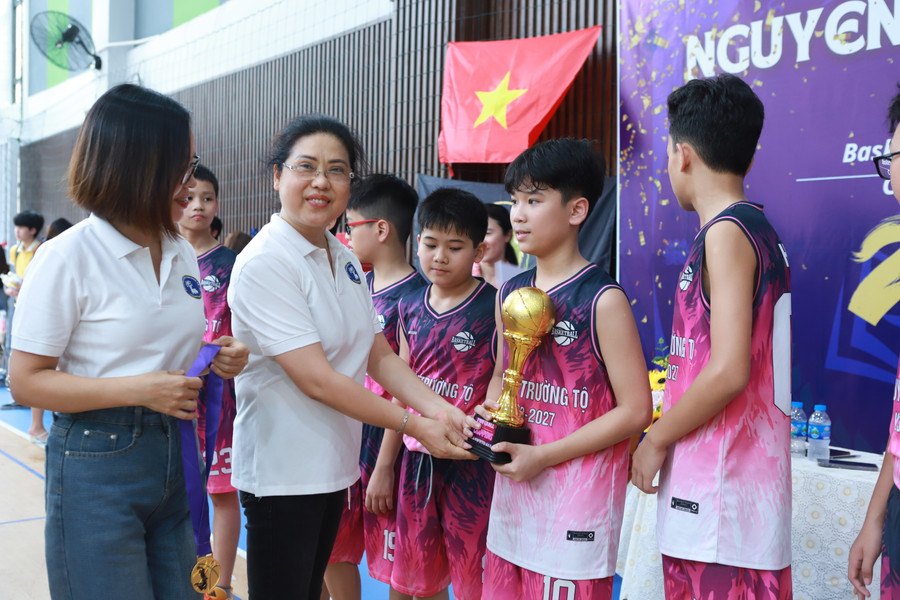 Cô Hoàng Thanh Thủy - Hiệu trưởng Trường THCS Nguyễn Trường Tộ trao cúp Vô địch cho đội giành giải Nhất.