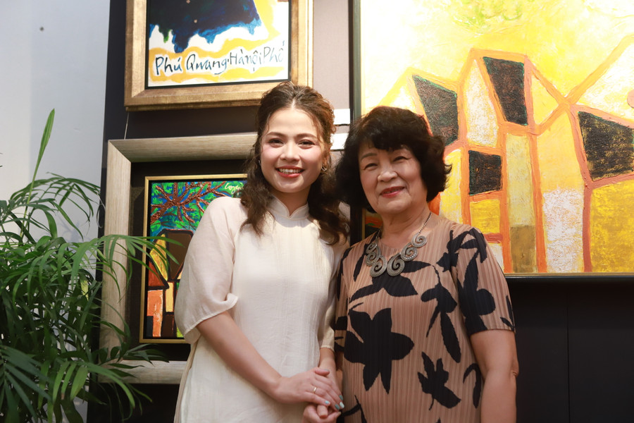 Những tác phẩm được trưng bày tại triển lãm đều mang giá trị nghệ thuật cao khiến công chúng cảm thấy ấn tượng. Những tác phẩm được trưng bày tại triển lãm đều mang giá trị nghệ thuật cao khiến công chúng cảm thấy ấn tượng.