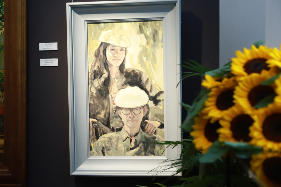 Bức tranh "Chân dung nhạc sĩ Trịnh Công Sơn" được vẽ bởi họa sĩ Nguyễn Hải Kiên. Bức tranh "Chân dung nhạc sĩ Trịnh Công Sơn" được vẽ bởi họa sĩ Nguyễn Hải Kiên.