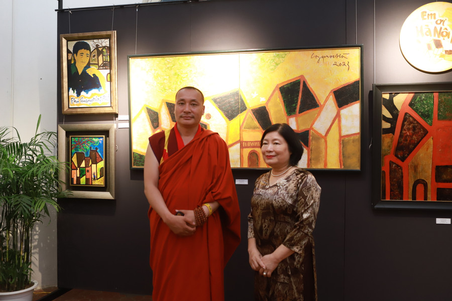 Khách tham quan đến từ Vương quốc Bhutan tới nghe giới thiệu về các tác phẩm tại triển lãm. Khách tham quan đến từ Vương quốc Bhutan tới nghe giới thiệu về các tác phẩm tại triển lãm.