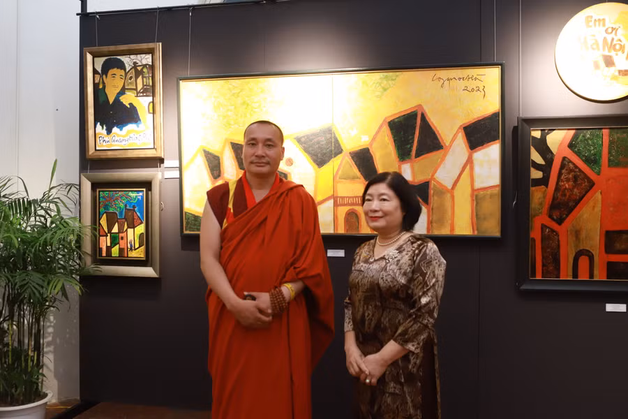 Khách tham quan đến từ Vương quốc Bhutan tới nghe giới thiệu về các tác phẩm tại triển lãm.