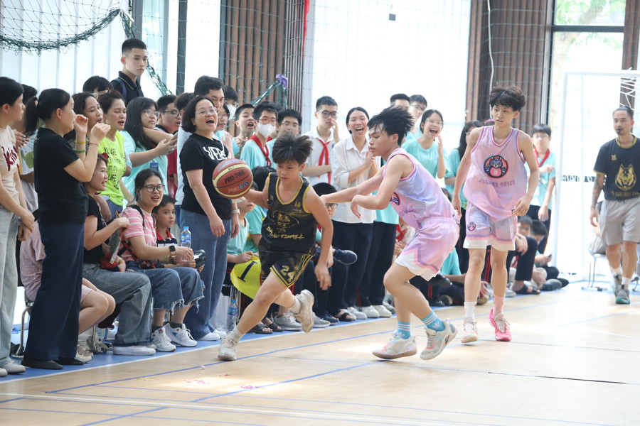 Không khí cổ vũ cuồng nhiệt từ cổ động viên dành cho các vận động viên thi đấu trên sân.