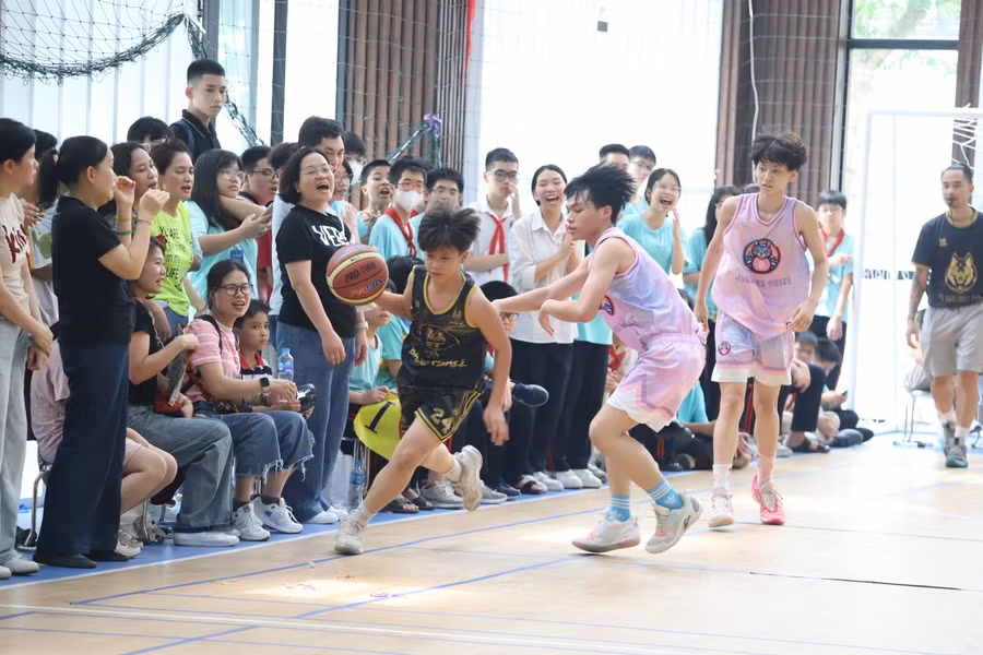 Không khí cổ vũ cuồng nhiệt từ cổ động viên dành cho các vận động viên thi đấu trên sân.