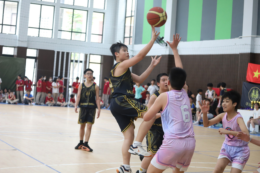 Học sinh Trường THCS Nguyễn Trường Tộ (Đống Đa, Hà Nội) tham gia thi đấu Bóng rổ tại trường.