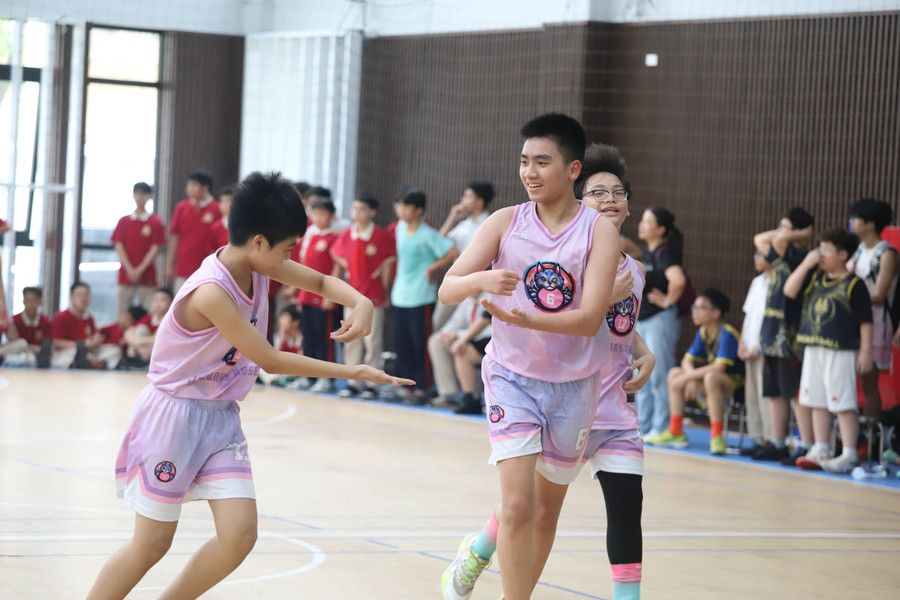 Đồng đội cùng nhau trao đổi chiến thuật khi thi đấu.