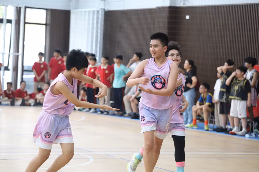 Đồng đội cùng nhau trao đổi chiến thuật khi thi đấu.