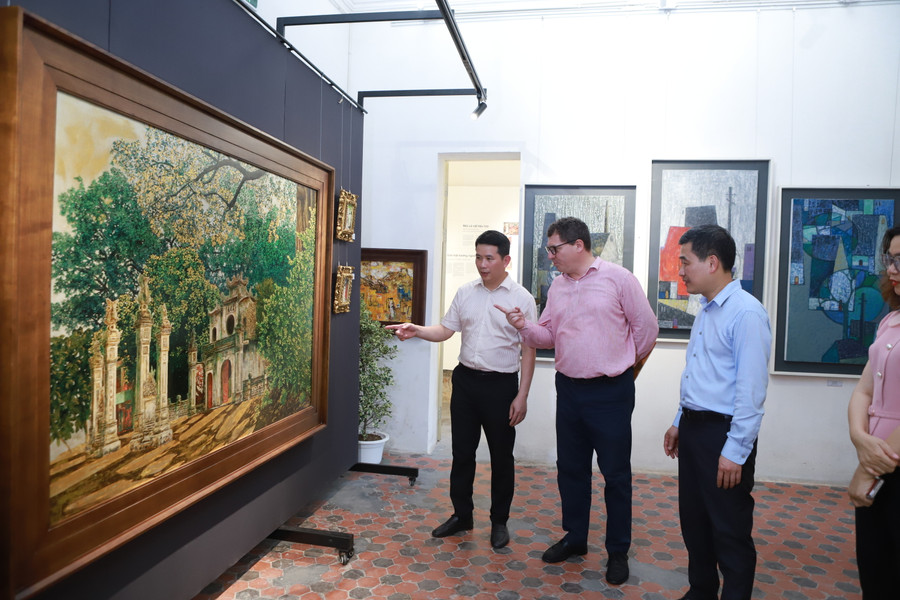 Tác phẩm "Quán Thánh chiều thu" của họa sĩ Lê Bá Cầu vẽ bằng chất liệu sơn mài năm 2023. Tác phẩm "Quán Thánh chiều thu" của họa sĩ Lê Bá Cầu vẽ bằng chất liệu sơn mài năm 2023.