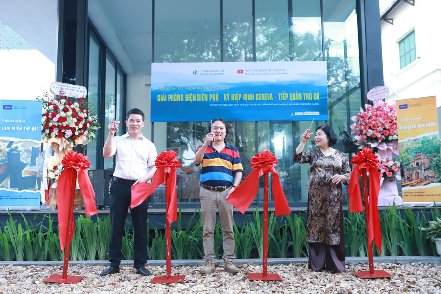 Các đại biểu cắt băng khai mạc triển lãm tranh chủ đề “Qua miền Tây Bắc và Người Hà Nội”. Các đại biểu cắt băng khai mạc triển lãm tranh chủ đề “Qua miền Tây Bắc và Người Hà Nội”.